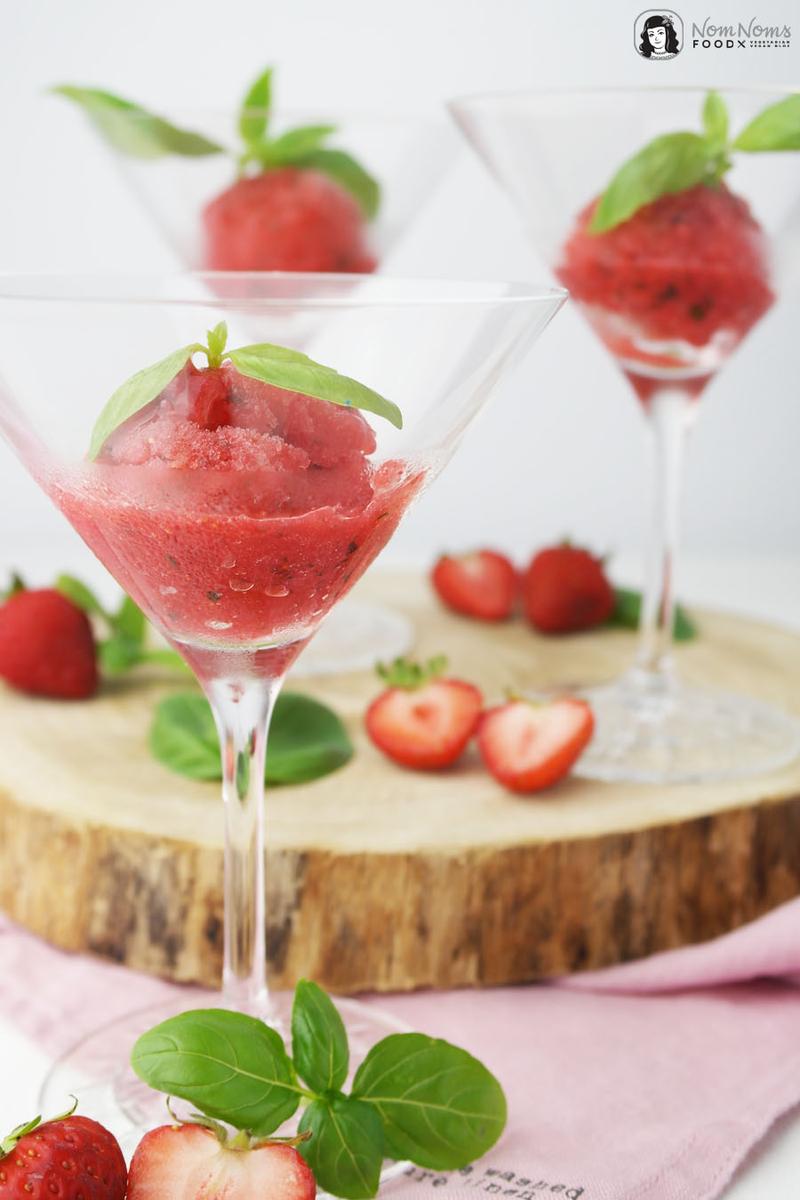 Rezeptbild: Sekt mit veganem Erdbeer-Basilikum-Sorbet ❤