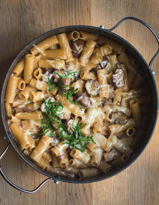 Rezeptbild: Cremige One Pot Pasta mit Pilzen und karamellisierten Zwiebeln