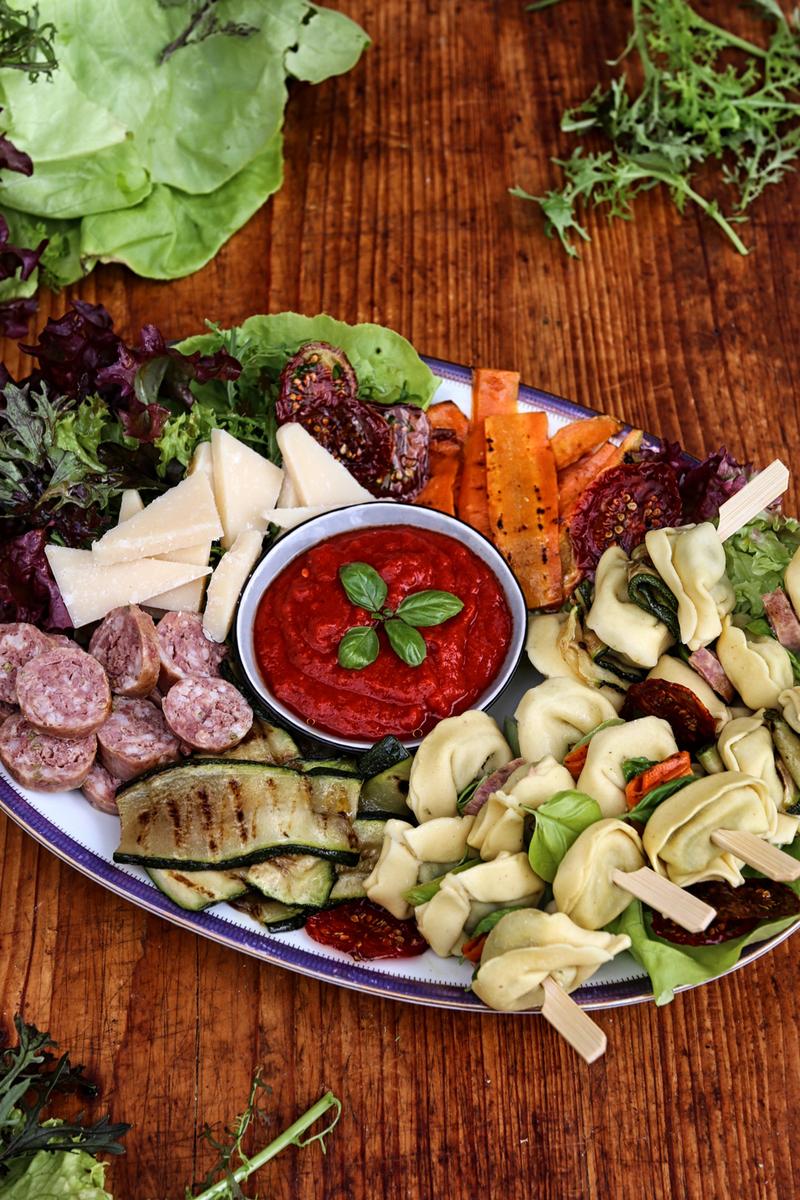 Rezeptbild: BASILIKUM-PESTO-TORTELLONI-SPIESSE MIT ANTIPASTI