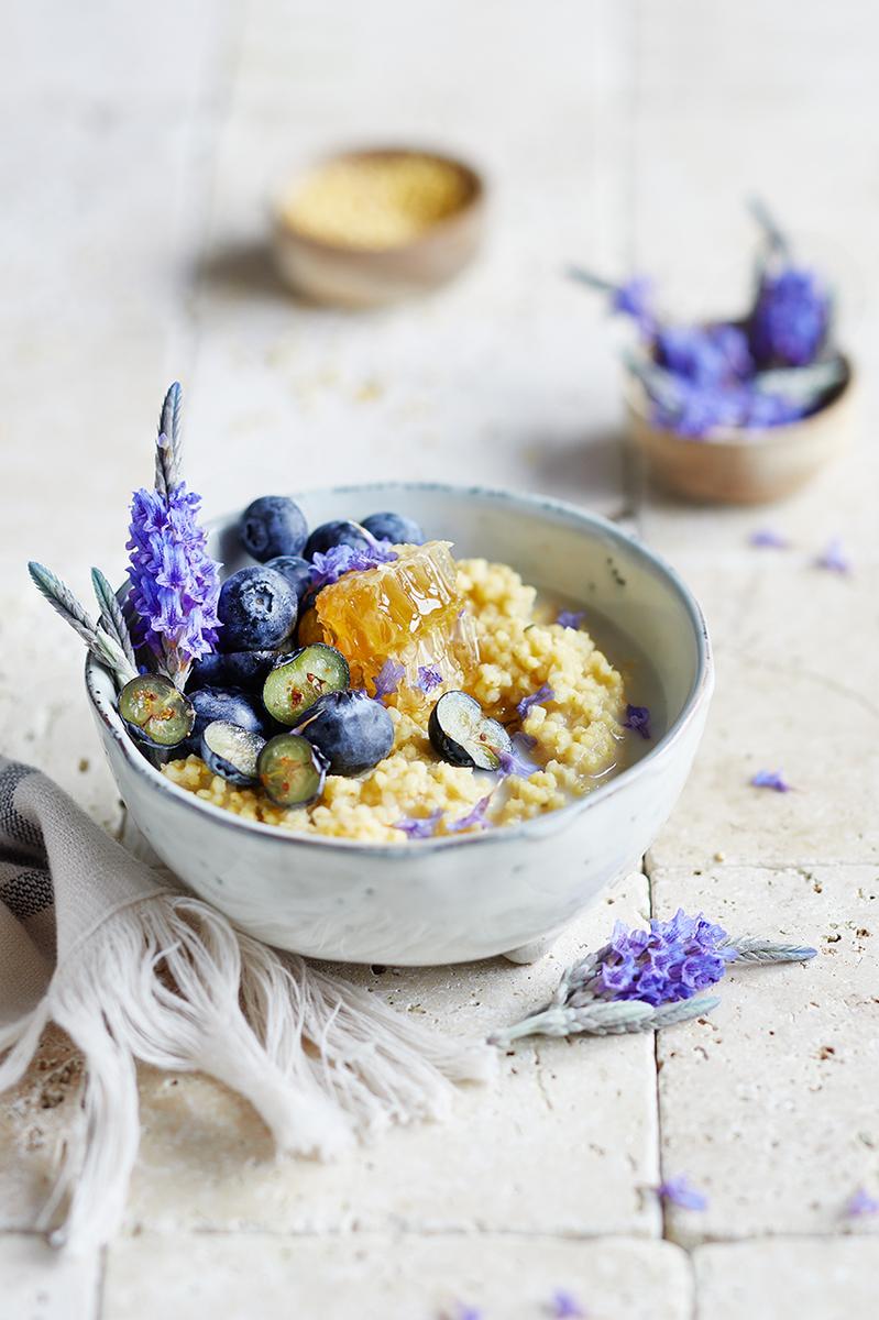 Rezeptbild: Heidelbeer-Lavendel Hirsebrei