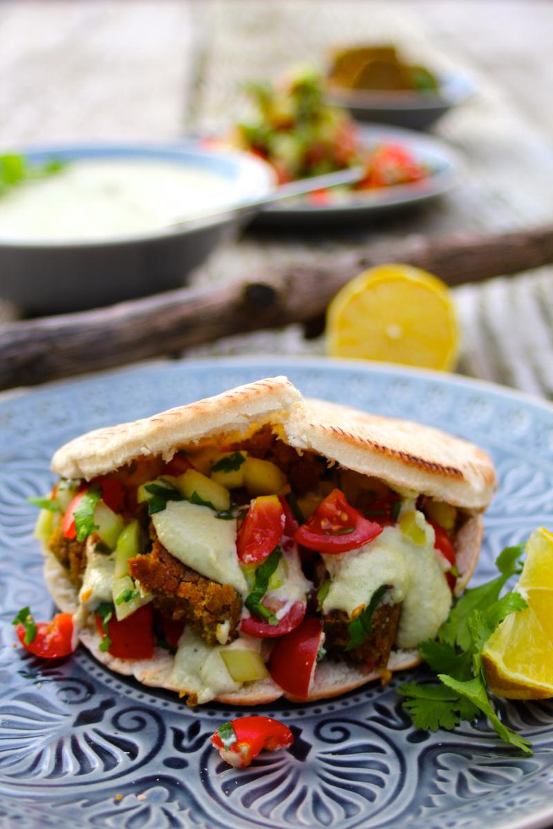 Rezeptbild: Falafel mit Cashewsosse in Pitabrot (vegan!)