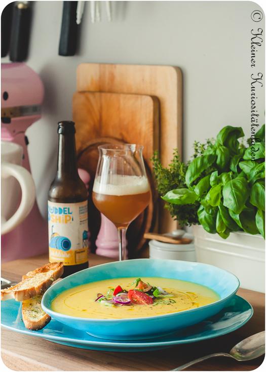 Rezeptbild: Gelbe Tomaten-Paprikasuppe mit Brotchips
