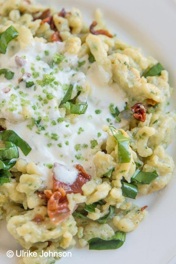 Rezeptbild: Bärlauchspätzle mit Speck & Ziegenkäsesauce