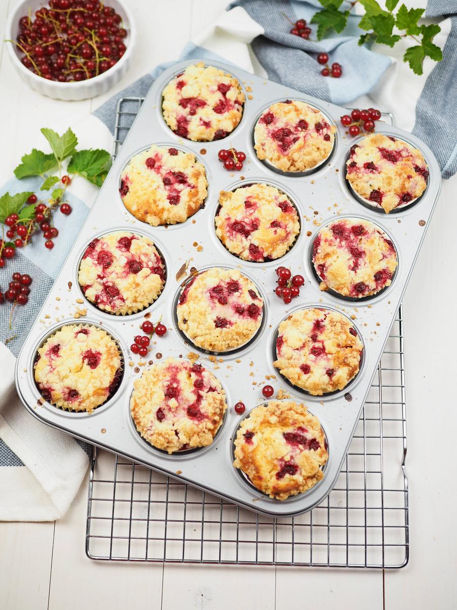 Rezeptbild: Einfache und saftige Johannisbeer-Joghurt-Muffins mit Streuseln