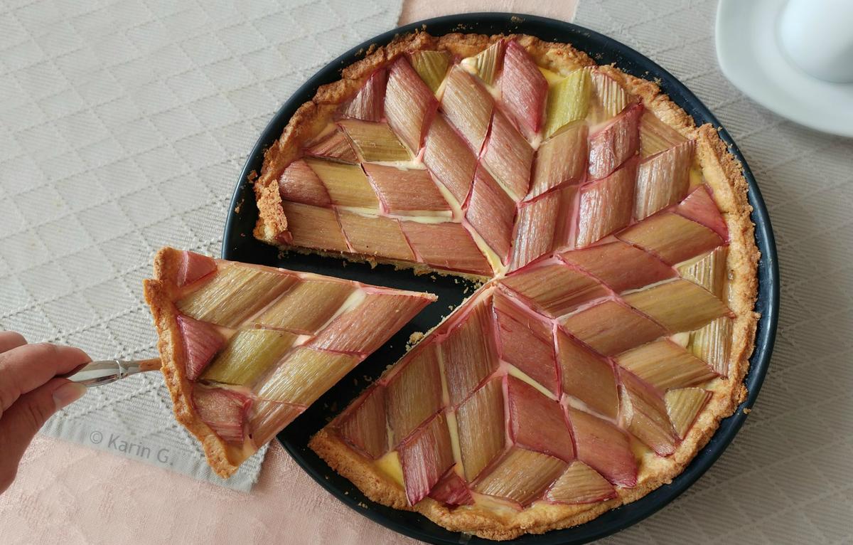 Rezeptbild: Rhabarber Tarte mit Rautenmuster und Quarkguss