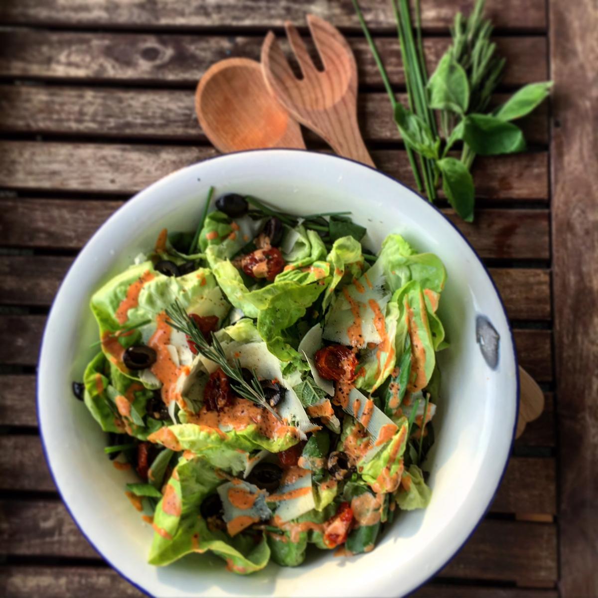 Rezeptbild: KRÄUTERSALAT MIT TOMATEN-PARMESAN DRESSING