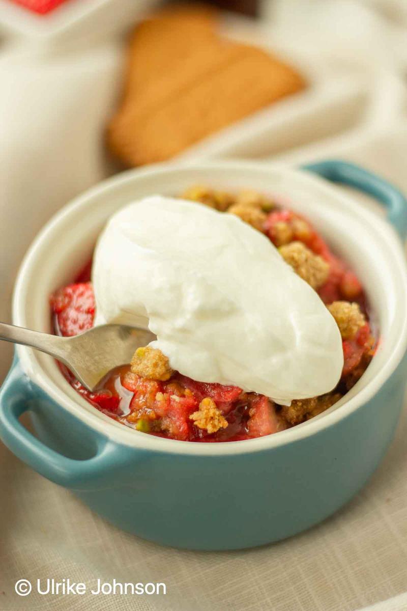 Rezeptbild: Erdbeer Rabarber Crumble