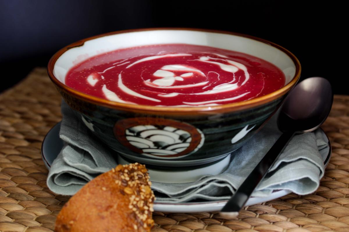 Rezeptbild: vegane Rote Beete-Kartoffel-Suppe mit Meerrettich