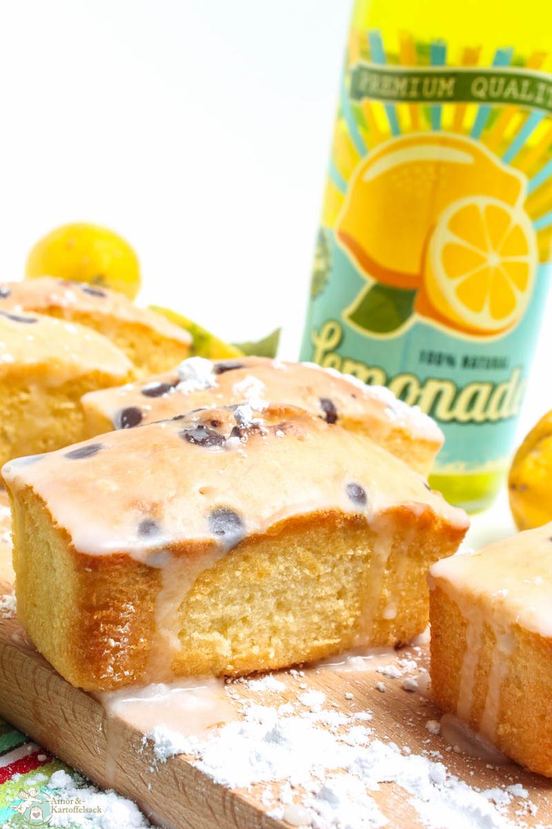 Rezeptbild: saftiger Zitronenkuchen mit Schokostückchen