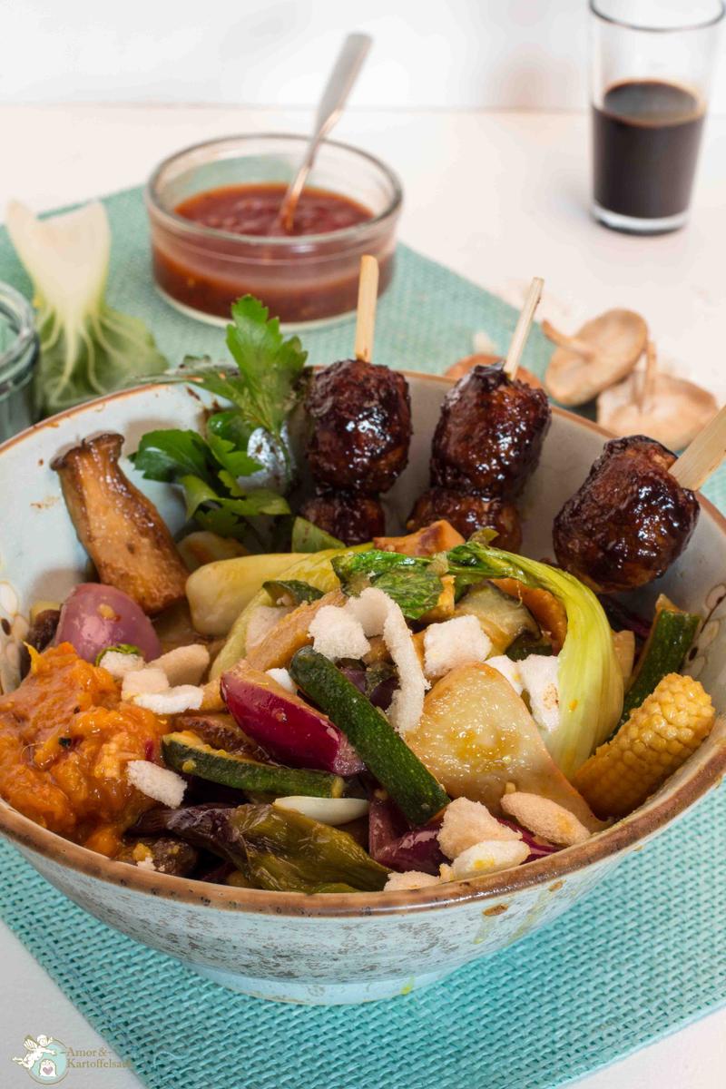 Rezeptbild: Asiatische Bratwurstbällchen mit Gemüse und gelbem Sambal