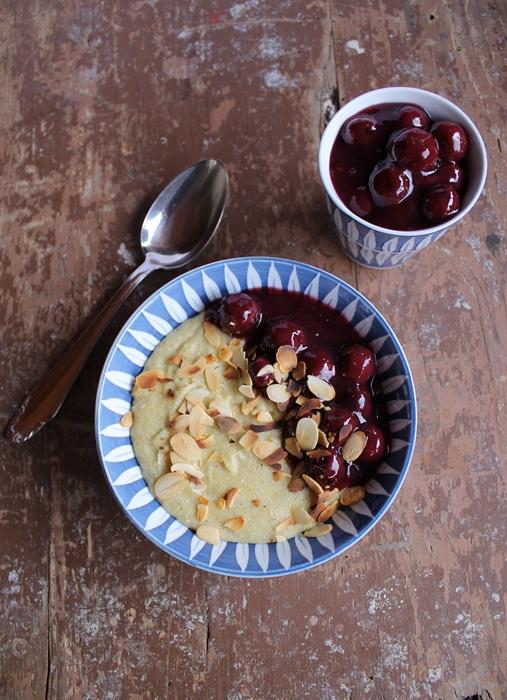 Rezeptbild:  Kokos-Polenta mit Kirschen und Mandeln