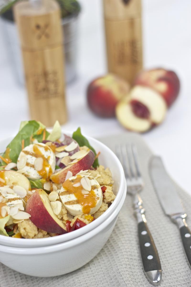 Rezeptbild: Salad Bowl mit Couscous, Grillkäse und Pfirsich