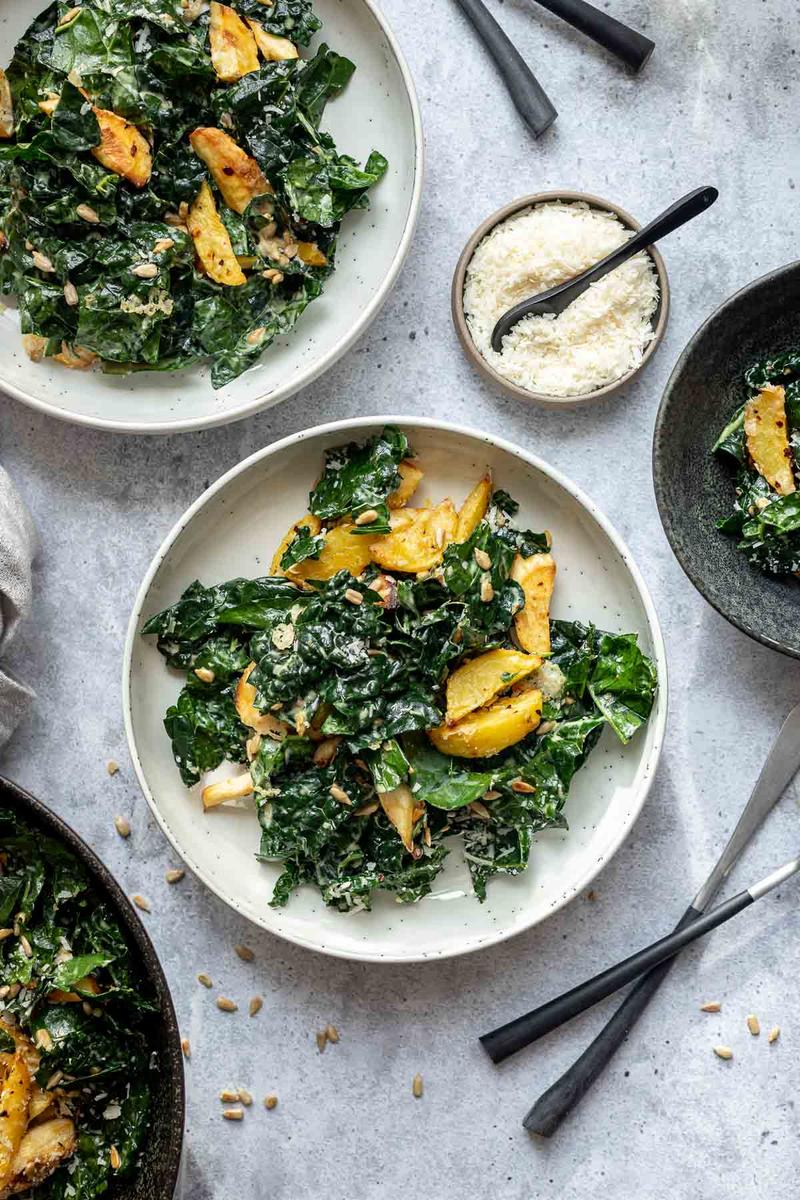 Rezeptbild: Herbstsalat mit Schwarzkohl, Kartoffeln und Sonnenblumenbutter-Dressing