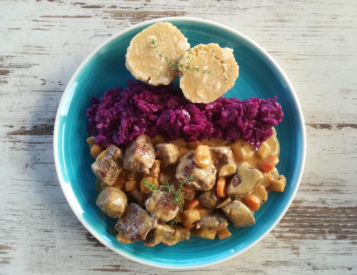 Rezeptbild: Rehragout mit Knödel und Rotkraut