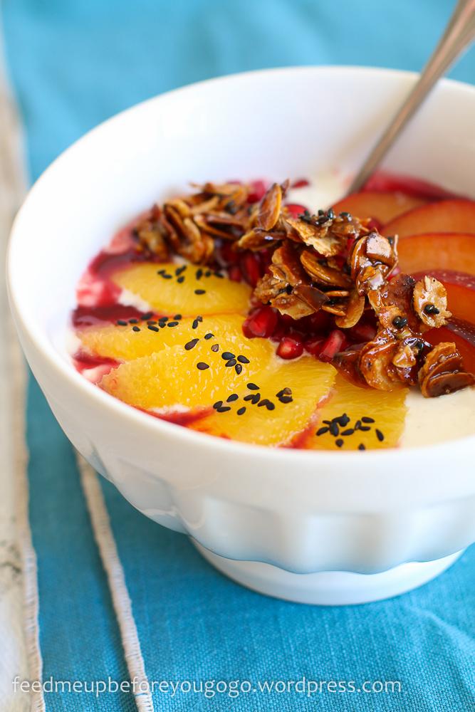 Rezeptbild: Joghurt mit Orange, Pflaume, Granatapfel und Sesam-Mandel-Krokant
