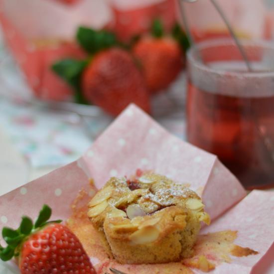 Rezeptbild: Frühstücksmuffins mit Erdbeeren und Mandeln