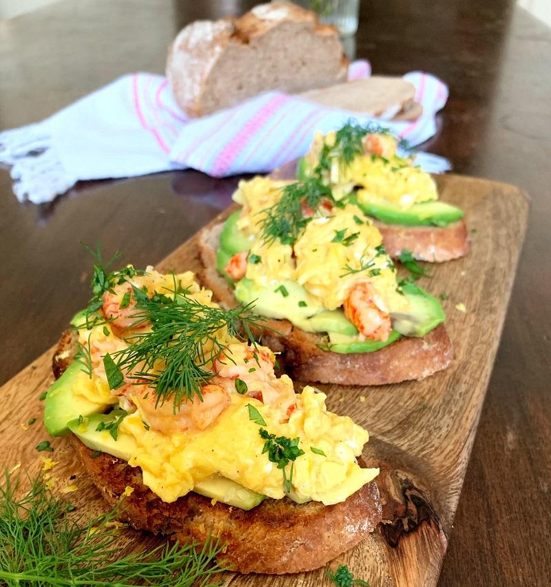 Rezeptbild: Power-Rührei mit Flusskrebsen auf Dinkelbrot
