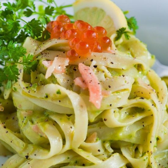 Rezeptbild: Pasta mit Avocadocreme und Räucherlachs