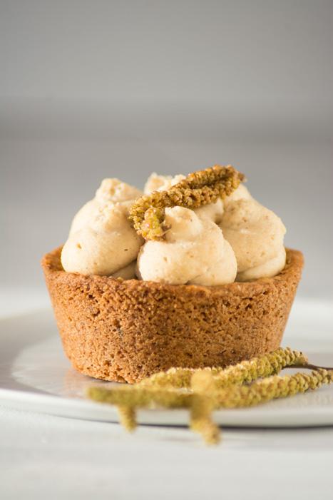 Rezeptbild: Haselnuss-Birnentartelettes mit Haselkätzchenkrokant