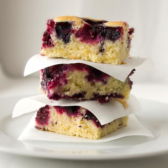 Rezeptbild: Beerenblechkuchen mit Olivenöl