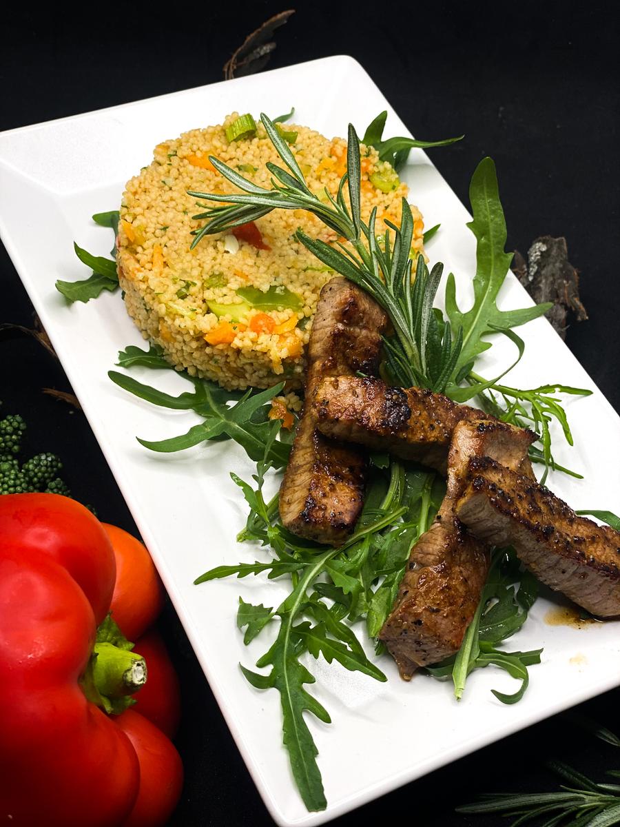 Rezeptbild: Couscous Salat mit saftigen Rindfleischstreifen