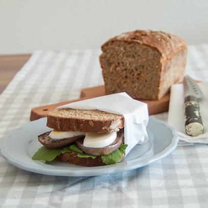 Rezeptbild: Vollkornbrot-Sandwich mit gegrillter Aubergine und Mozzarella
