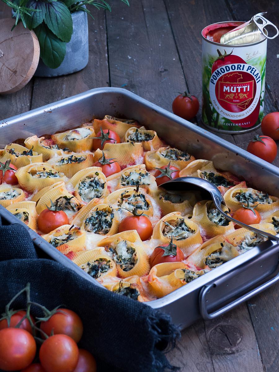 Rezeptbild: Pasta Schnecken mit Blattspinat, Hähnchen & Ricotta auf würziger Tomaten Sauce