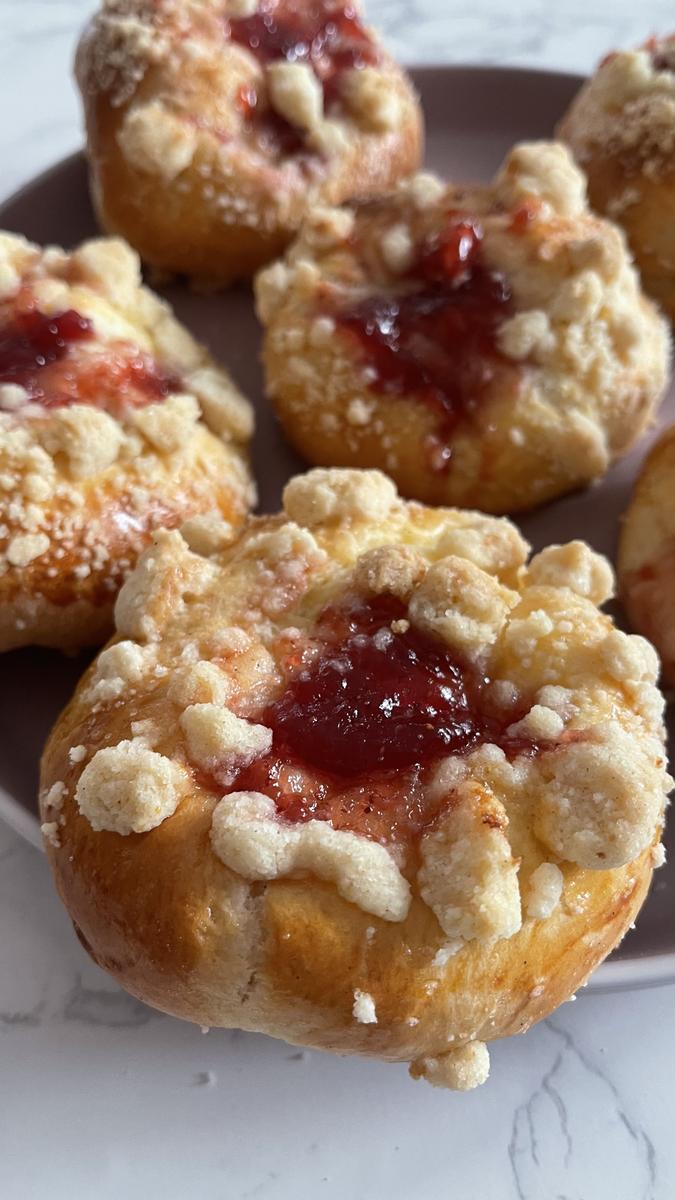 Rezeptbild: Super leckere gefüllte Quarkkuchen-Hefetaler mit Streuseln
