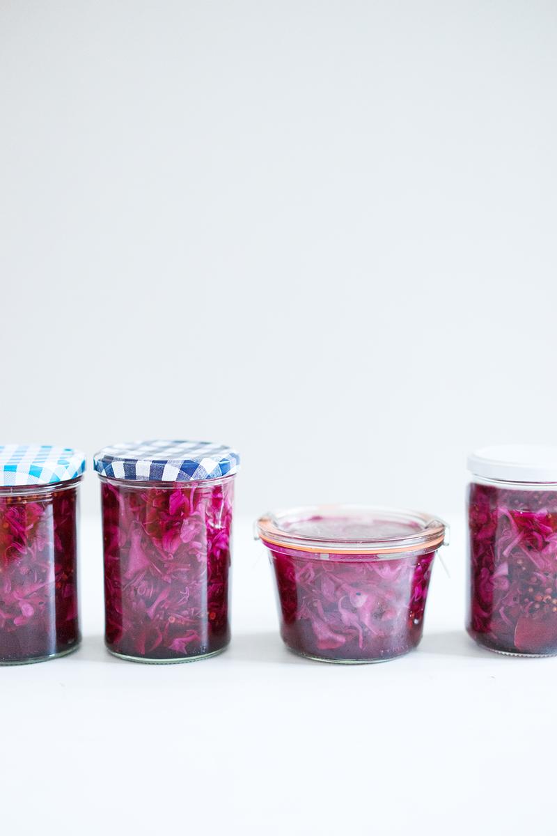 Rezeptbild: Eingelegter Rotkohl mit Zwiebel, Koriandersamen, Schwarzkümmel und Pfefferbeeren