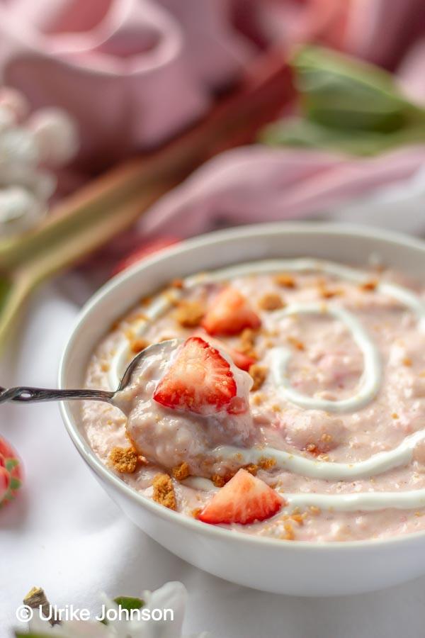 Rezeptbild: Erdbeer Rhabarber Käsekuchen Oatmeal Frühstücks Bowls