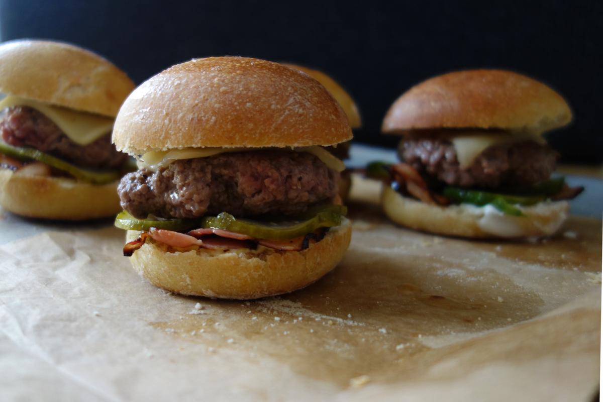 Rezeptbild: Whisky-Burger mit Bacon und Käse & Buns über Nacht