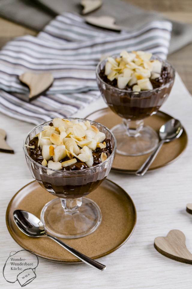 Rezeptbild: Schokoladen-Milchreis mit Birnen und Mandeln