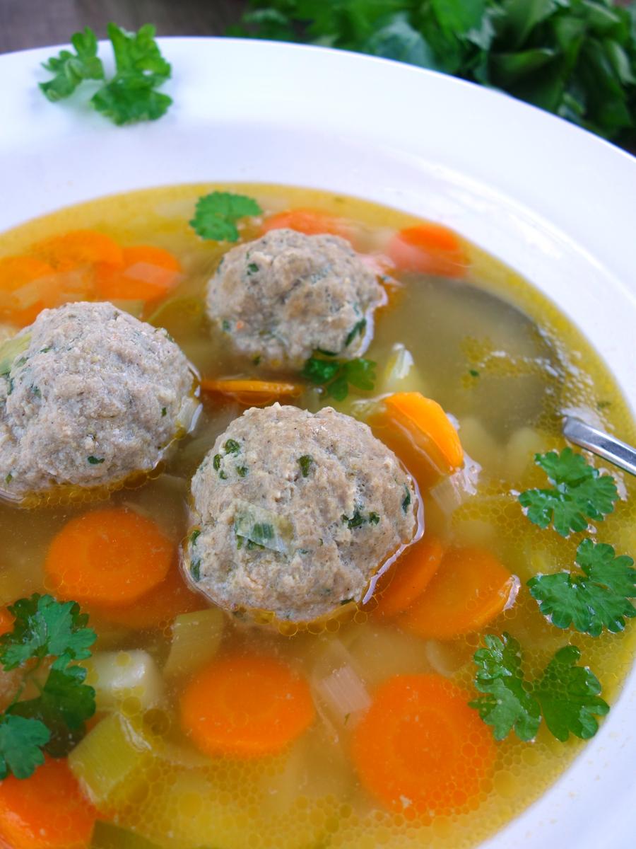 Rezeptbild: Suppe mit Hackbällchen und frischem Gemüse