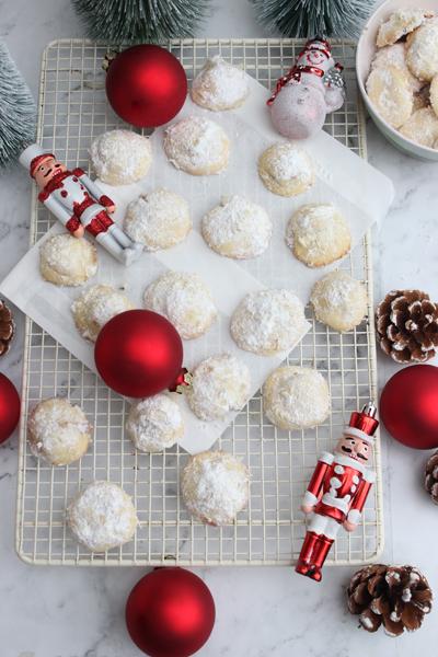 Rezeptbild: Weihnachtliche Schneeballkugeln mit Karamell Überraschung