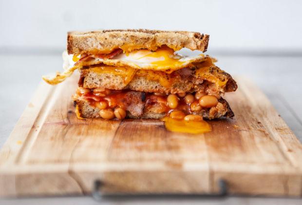 Rezeptbild: Grilled Cheese Sandwich mit Bacon, Baked Beans und Spiegelei