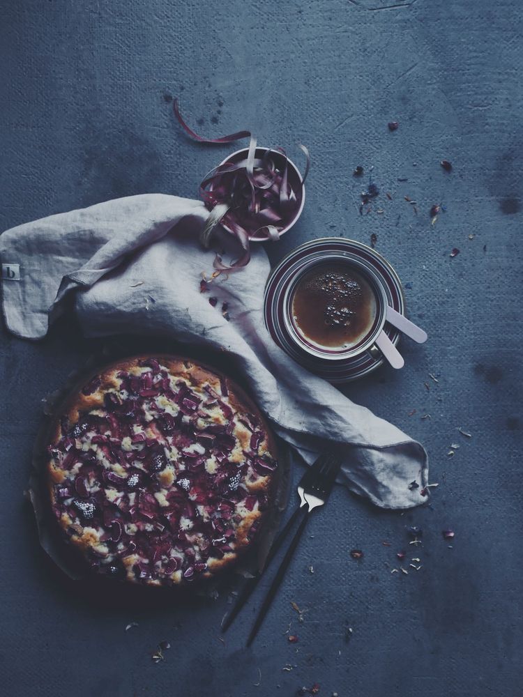 Rezeptbild: RÜHRKUCHEN MIT ERDBEEREN & RHABARBER