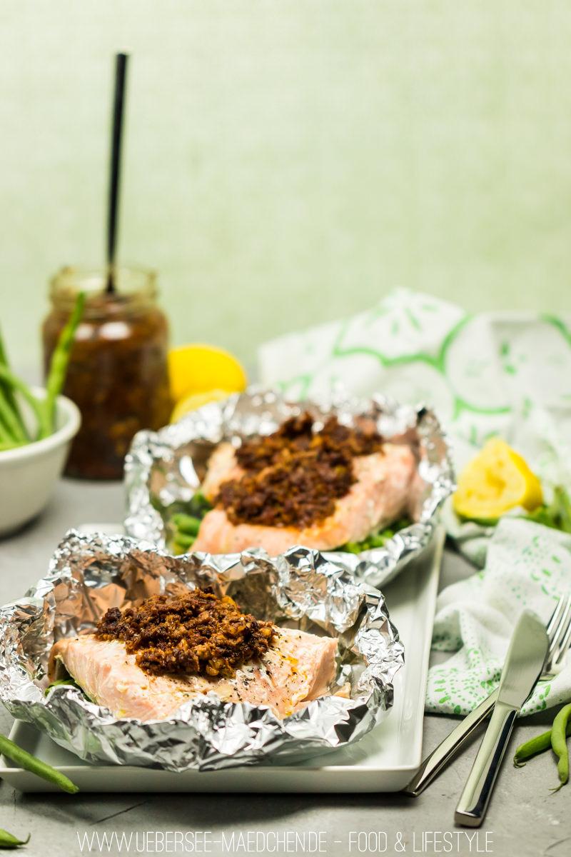 Rezeptbild: Lachspäckchen mit Bohnen und Pesto aus dem Ofen