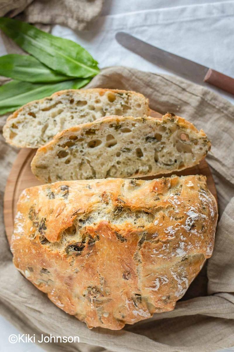 Rezeptbild: Knuspriges Bärlauchbrot mit Dinkelmehl