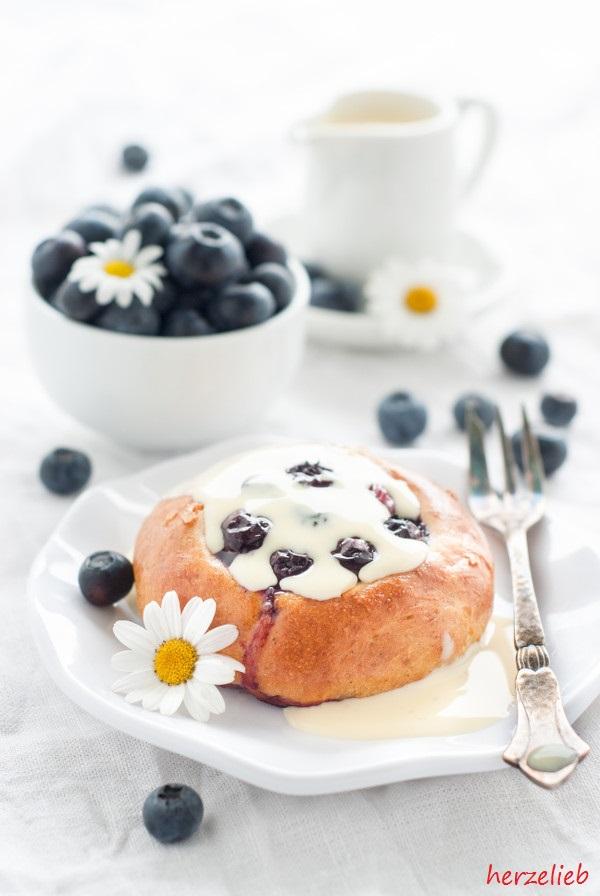 Rezeptbild: Blaubeer-Marzipan-Brötchen - Fikabröd aus Schweden