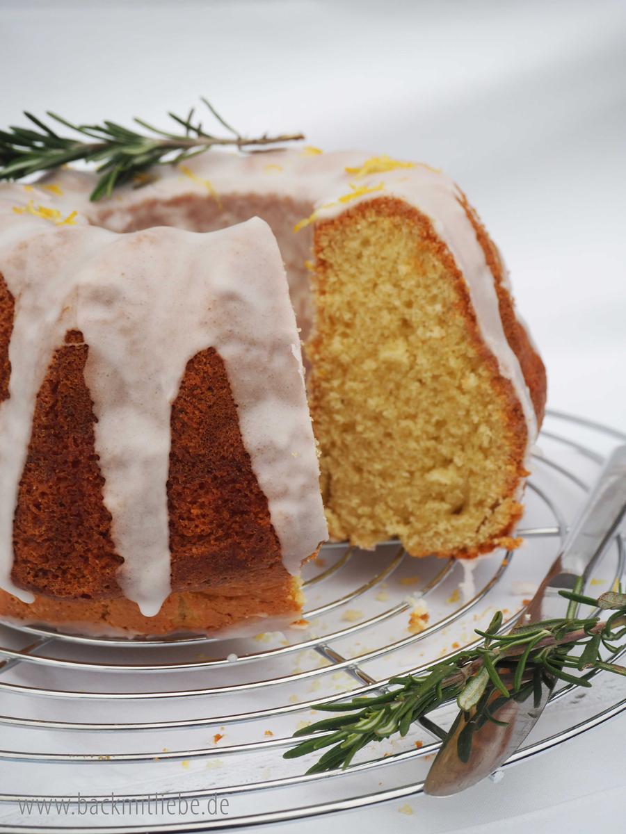 Rezeptbild: Mediterraner Zitronenkuchen mit Rosmarin und Olivenöl