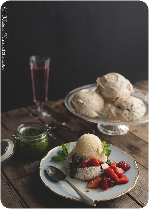 Rezeptbild: Bisous au Chocolat mit marinierten Beeren und süßem Basilikumpesto