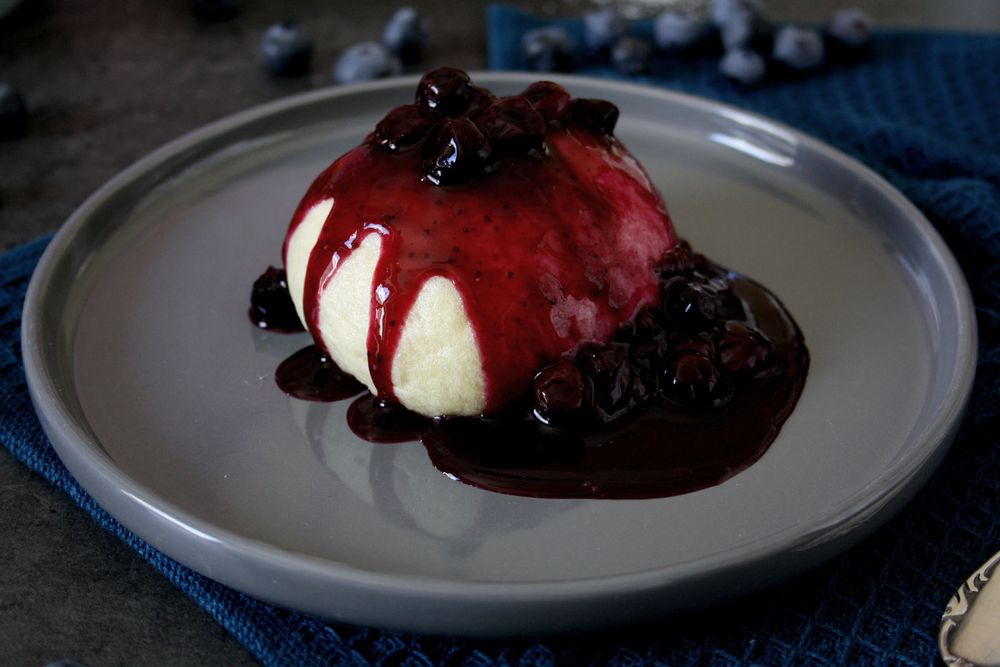 Rezeptbild: Selbstgemachte Hefeklöße mit Heidelbeersauce