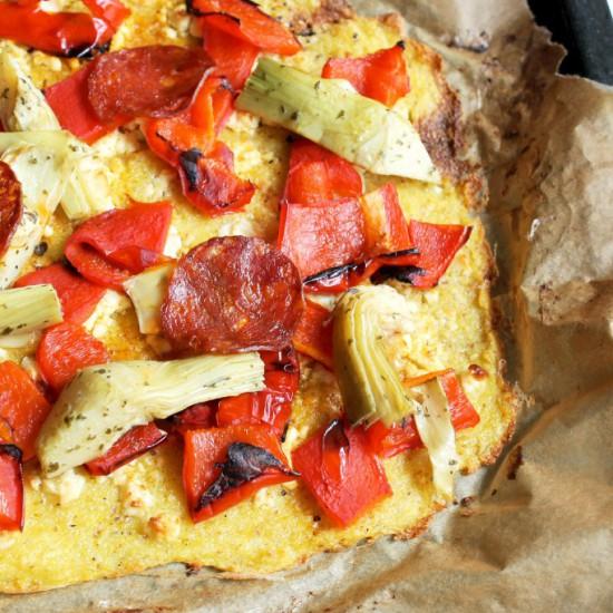 Rezeptbild: Zitronige Polentapizza mit gegrillter Paprika, Artischocken und Chorizo