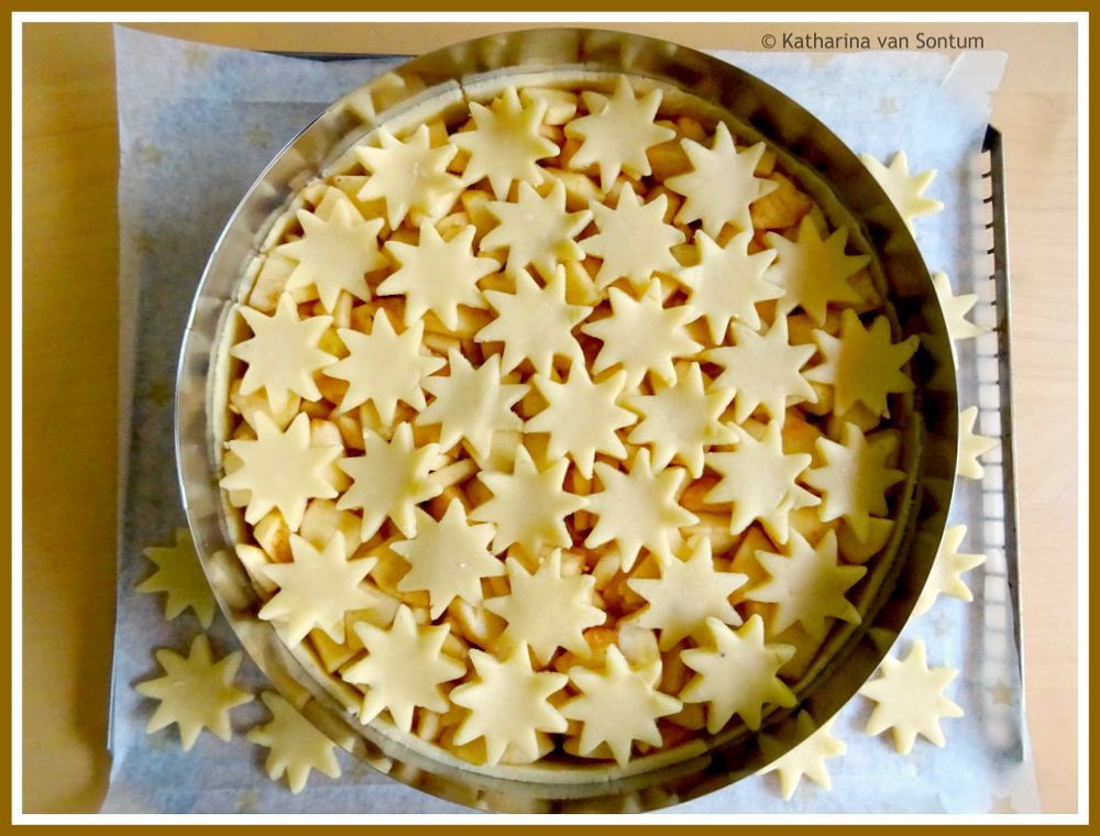 Rezeptbild: winterlicher Apfelkuchen mit Sternendecke