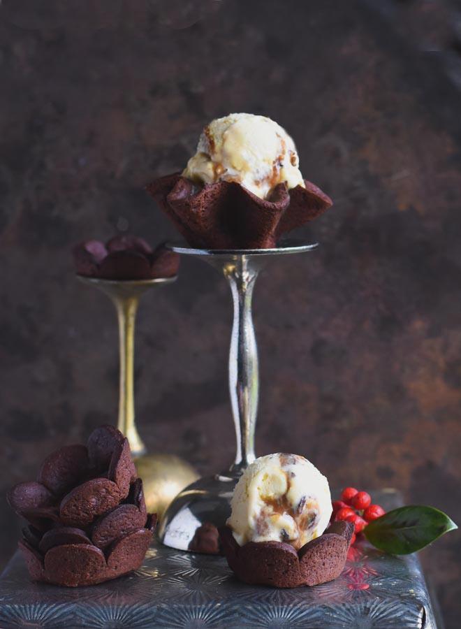 Rezeptbild: Eggnog Eiscreme mit Spekulatius Crunch und Caramelswirls
