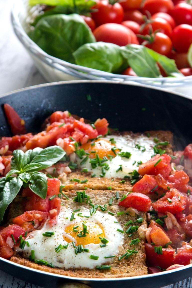 Rezeptbild: SPIEGELEI IM GERÖSTETEN BROT MIT TOMATEN