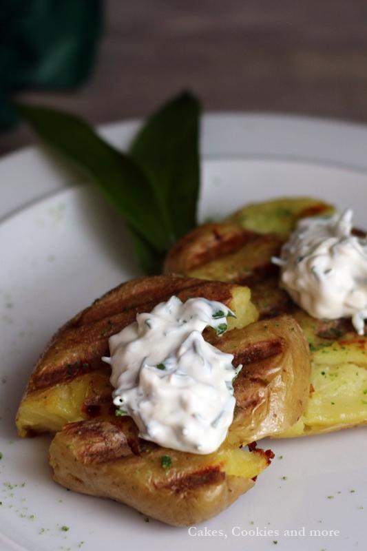 Rezeptbild: Grilled smashed potatoes mit Bärlauchsalz