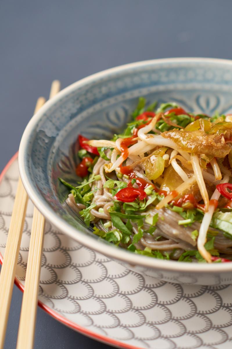 Rezeptbild: Marinierte Soba Nudeln mit geschmortem Pak Choi