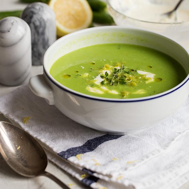 Rezeptbild: Erbsensuppe mit Zitronen-Crème-Fraîche