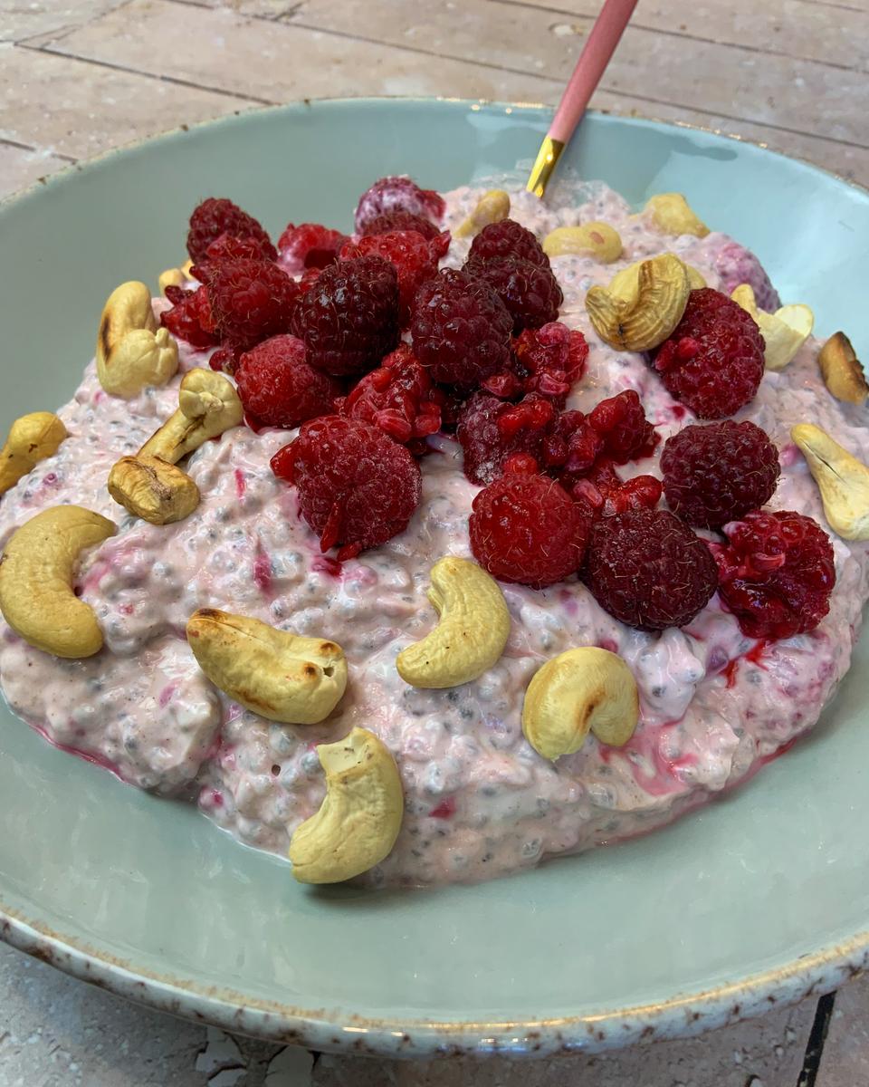 Rezeptbild: Chia Protein Pudding mit Himbeeren zum Frühstück